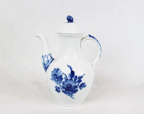 Coffee jug, no.: 8034, in Blue Flower by Royal Copenhagen.
5000m2 showroom.