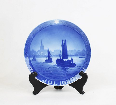 Christmas plate "Fishing boats on the way to the harbour" by Christan Benjamin 
Olsen from 1930 for Royal Copenhagen.
5000m2 showroom.