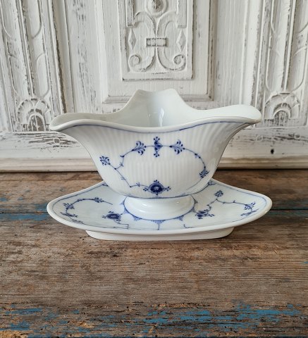 Royal Copenhagen Musselmalet riflet trekantet sauceskål no. 203