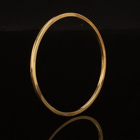 A 8kt gold bangle. D: 6,6cm. W: 2,5mm
