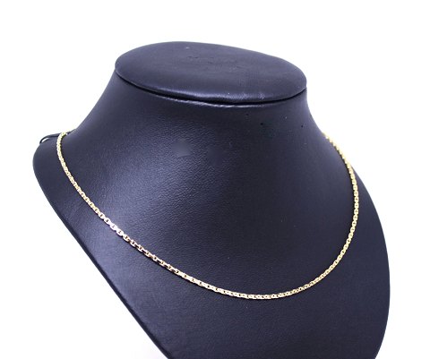 Anchor faceted necklace of 14 carat gold.
5000m2 showroom.