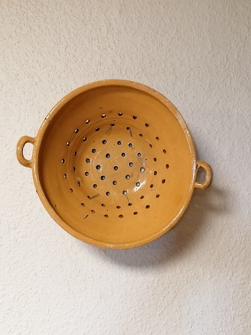 Colander of pottery