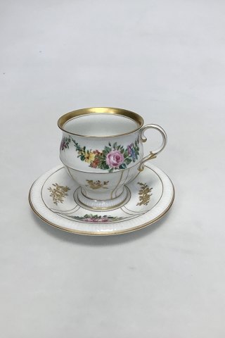 Bing & Grøndahl kop og underkop i guld og polykrom overglasur med blomstermotiv.