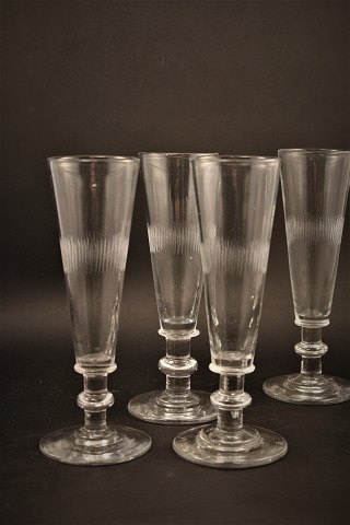 Fine, old French champagne flutes / flute in crystal glass with fine, simple 
grinding.
H:17.5cm. Dia.:5cm.
8 pcs. Available.