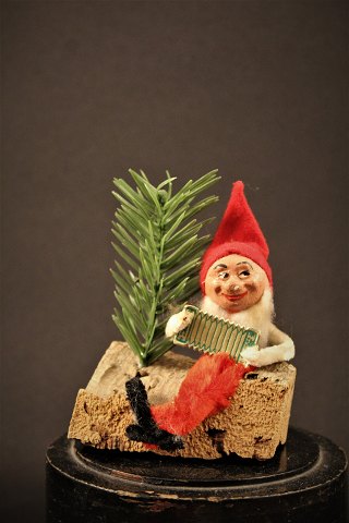 Nice little old man playing elf sitting on tree stump ,  made of pipe cleaners, 
face painted plaster and hat in felt. H:11cm.