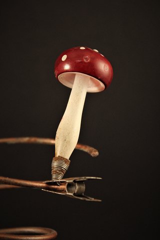 Gammel juletræspynt i form af svamp med rød hat og hvide prikker i glas med fin 
gammel patina. Højde: 7,5cm.