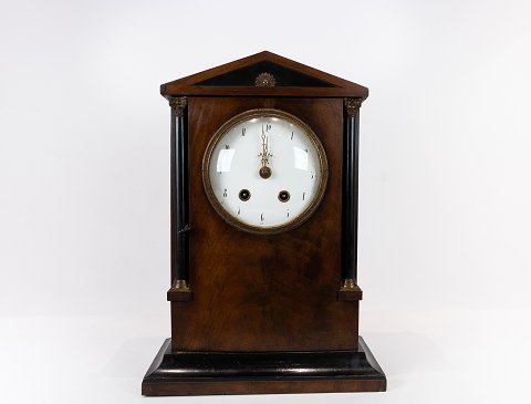 Fransk kamin bord ur i mahogni fra 1840erne.
5000m2 udstilling.

