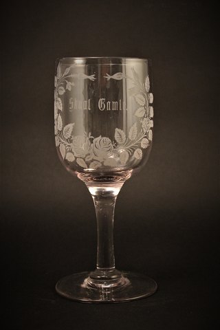 Old commemorative glass from Holmegaard glassworks with fine engraved floral 
decorations and writing "Skaal Gamle" H:17cm. Dia:7cm.