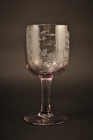 Gammelt erindrings glas fra Holmegaard glasværk med 
fine graveret blomster dekorationer og skrift "Tillykke"
H:16cm. Dia:7,5cm.