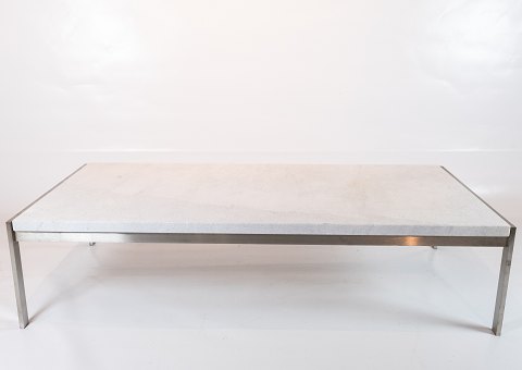 Sofabord, model PK63A, i rustfrit stål og marmor af Poul Kjærholm og Fritz 
Hansen.
5000m2 udstilling.
