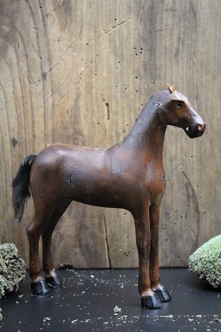 Decorative, old Swedish horse from around the year 1900 in carved wood with fine 
paint, small leather ear and with a fine patina.
H: 19cm. L: 18cm.