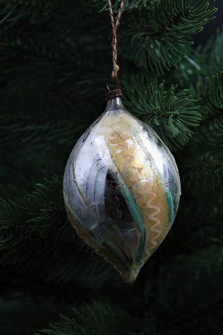 Old hand-painted Christmas ball in very thin mouth-blown glass from around the 
year 1920. Height: 11cm.
