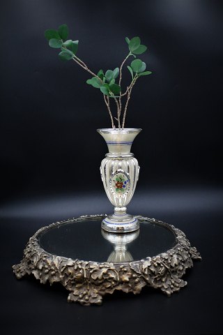Gammelt fransk spejl bordplateau i jern , dekoreret med egetræsbladranke og små 
ageren , samt originalt gammelt spejlglas.
H:6cm. Dia.:40cm.