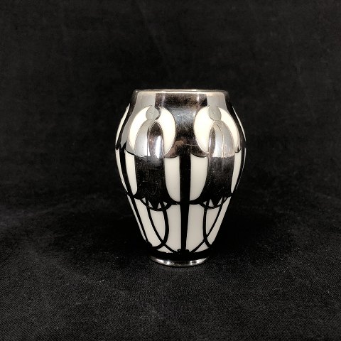 Vase med sølvindlæg
