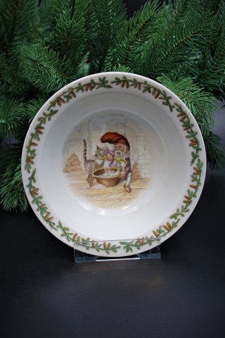 Royal Copenhagen small Christmas bowl, deep plate with Santa motif.
H:4.5cm. Dia.:16cm.
RC# 2/14198.