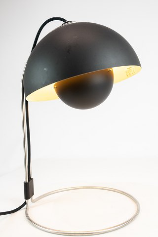 Sort Flowerpot bordlampe, model VP4, designet af Verner Panton i 1968. 
5000m2 udstilling.
