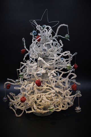 Gammelt "Juletræ" fra 50érne. lavet af metaltråd og masser af små klare glas 
perler , pyntet med farvet glaskugler.
H:41cm. Dia.:30cm.