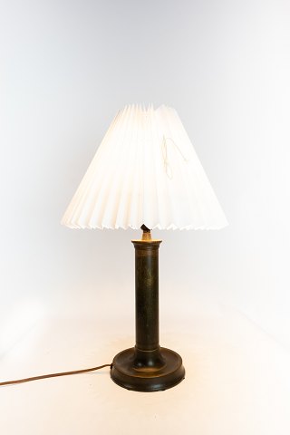 Bordlampe i Diskometal udformet af Just Andersen og nummeret 1B 1862.
5000m2 udstilling.