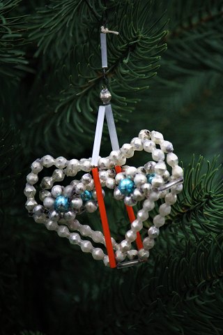 Gammel julepynt 
(Julehjerte) fra 1940 lavet af små glasperler til at hænge på juletræet. 
H:9cm. B:6cm.
