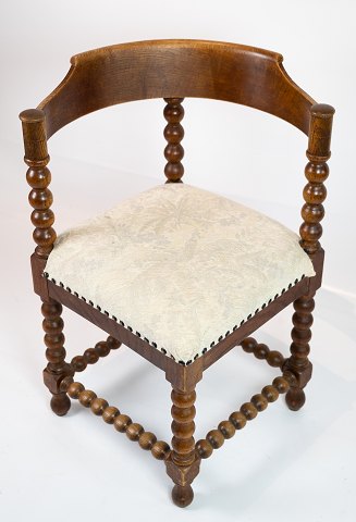 Armstol i poleret egetræ og polstret med lyst stof, i flot antik stand fra 
1890erne.
5000m2 udstilling.
