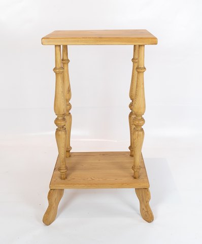 Antique pedestal 
table of pine and in great vintage condition from the 1930s.
5000m2 showroom