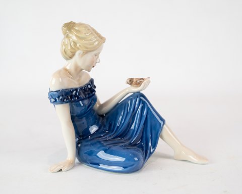 Kgl. porcelænsfigur, siddende pige, nr.: 27H af Royal Copenhagen.
5000m2 udstilling.