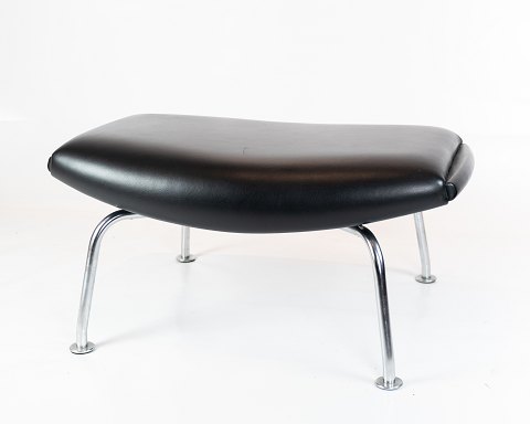 Stool for the Ox chair, model EJ 100-F, upholstered in Black leather, designed 
by Hans J. Wegner in the 1960s and manufactured at Erik Jørgensen furniture 
factory.
5000m2 showroom.