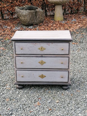 Chest of drawers with three drawers painted gray 
with black moldings approx. 1800