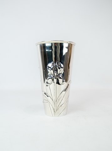 Vase dekoreret 
med rose af tretårnet sølv.
5000m2 udstilling.