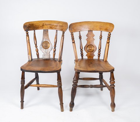 Et par engelske Windsor stole af eg, i flot antik stand fra 1860erne.
5000m2 udstilling.
