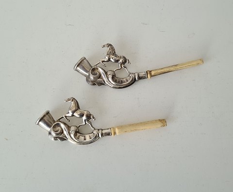 The cigarette touches itself with a mouthpiece in bone