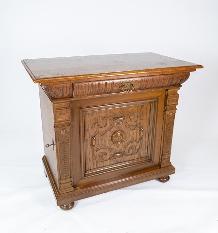 Cabinet of oak with carvings, in great antique condition from the 1920s. 
5000m2 showroom.