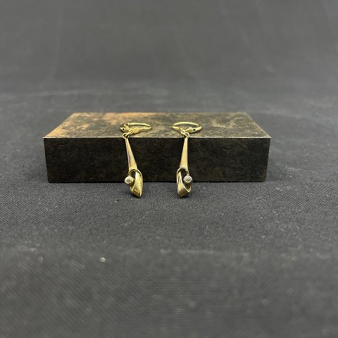 Et par øreringe i guld