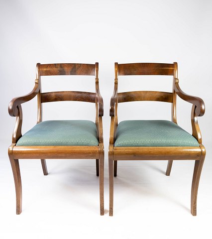 Et sæt af armstole i mahogni og polstret med mørkt stof, begge er i flot antik 
stand fra 1890erne. 
5000m2 udstilling.