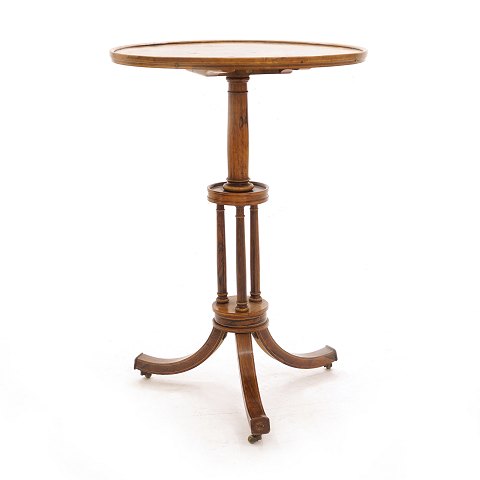 A small lamp table. England circa 1840. H: 70cm. 
D: 49cm