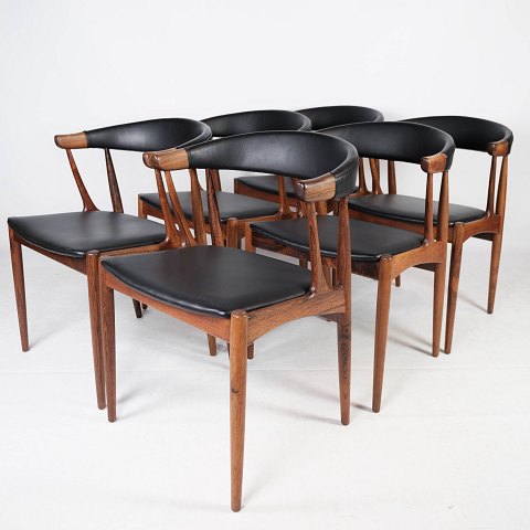 Sæt af seks spisestuestole i palisander og nypolstret med sort  elegance læder, 
designet af Johannes Andersen, model BA113, fremstillet af Brdr. Andersens 
møbelfabrik A/S. 1960erne.
5000m2 udstilling.