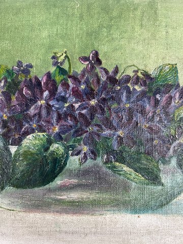 Lille, kønt blomstermaleri med blå/lilla violer i skål. Patina.