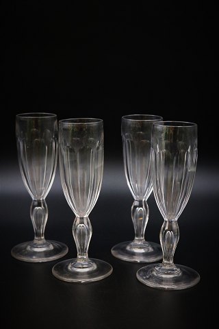 12 pcs. , old champagne flutes in crystal glass with classic grinding and fine 
foot. H:17cm. Dia.:4,8cm.