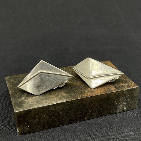 Et par moderne øreclips i sølv
