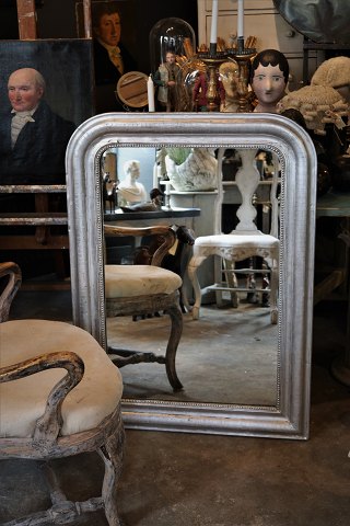 Fransk 1800 tals Louis Philippe sølv kamin spejl med fin dekoreret sølv ramme , perlekant og fin patina.H:104cm. B:77cm.