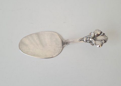 Cake spatula in silver decorated with flower