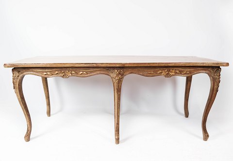New Rococo coffee table of light walnut decorated with carvings, in great 
antique condition from the 1930s. 
5000m2 showroom.
