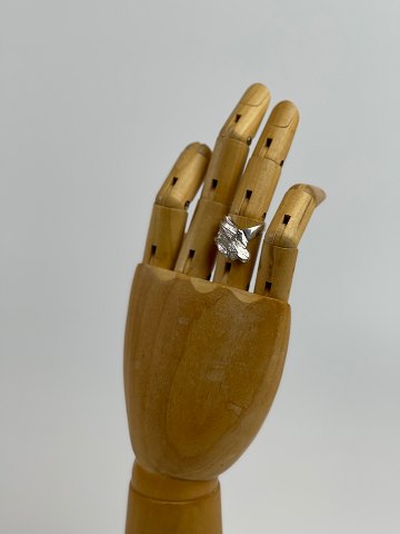 Sølvring fra Toftegaard i flot design, der sidder helt op til knoen på fingeren. Størrelse 55,50