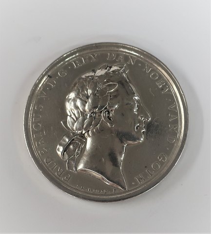 Silbermedaille anlässlich des Todes von Frederik V. 1766. Durchmesser 42 mm. 401 
Exemplare sind in Silber geprägt