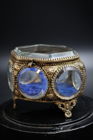Gammelt Fransk 6 kantet smykkeskrin i bronze og facetslebne glas med blåt 
velourstof i bunden 
H:6,5cm. 9x6,5cm.
