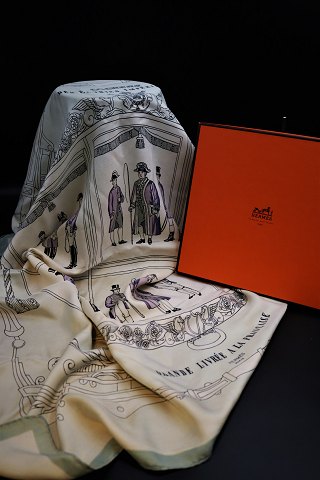 Originalt klassisk Vintage Hermés silketørklæde i flotte farver med motiver af kuske i de kejserlige stalde. Måler: 90x85cm.