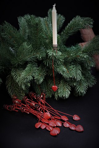 Old candle holder for the Christmas tree in metal, 
red painted with a heart at the bottom. 
Length: 14,5cm. 19 pcs.