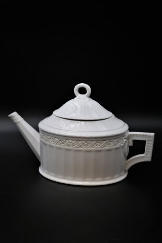 Royal Copenhagen White Fan oval Teapot. 
Designed by Arnold Krog in 1909. 
RC#143. 1.sort. 
L:27cm. H:16,5cm.