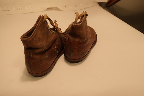 Børnesko/-støvler
Gamle læder-børnesko, størrelse 20
Forsålet, som skomageren gjorde det i gamle dage, - eller som familien selv 
sørgede for det