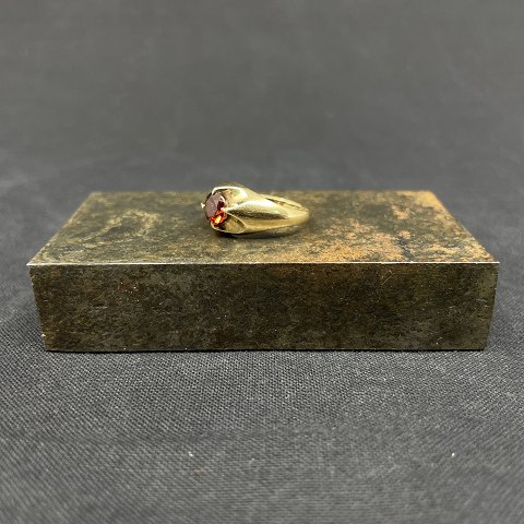 Fingerring med rød sten i 14 karat guld
